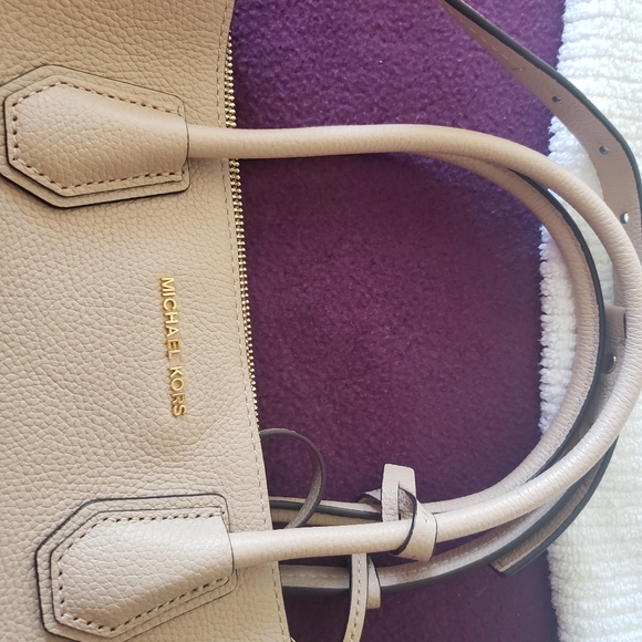 Michael Kors Bag. - Picture 6 of 7